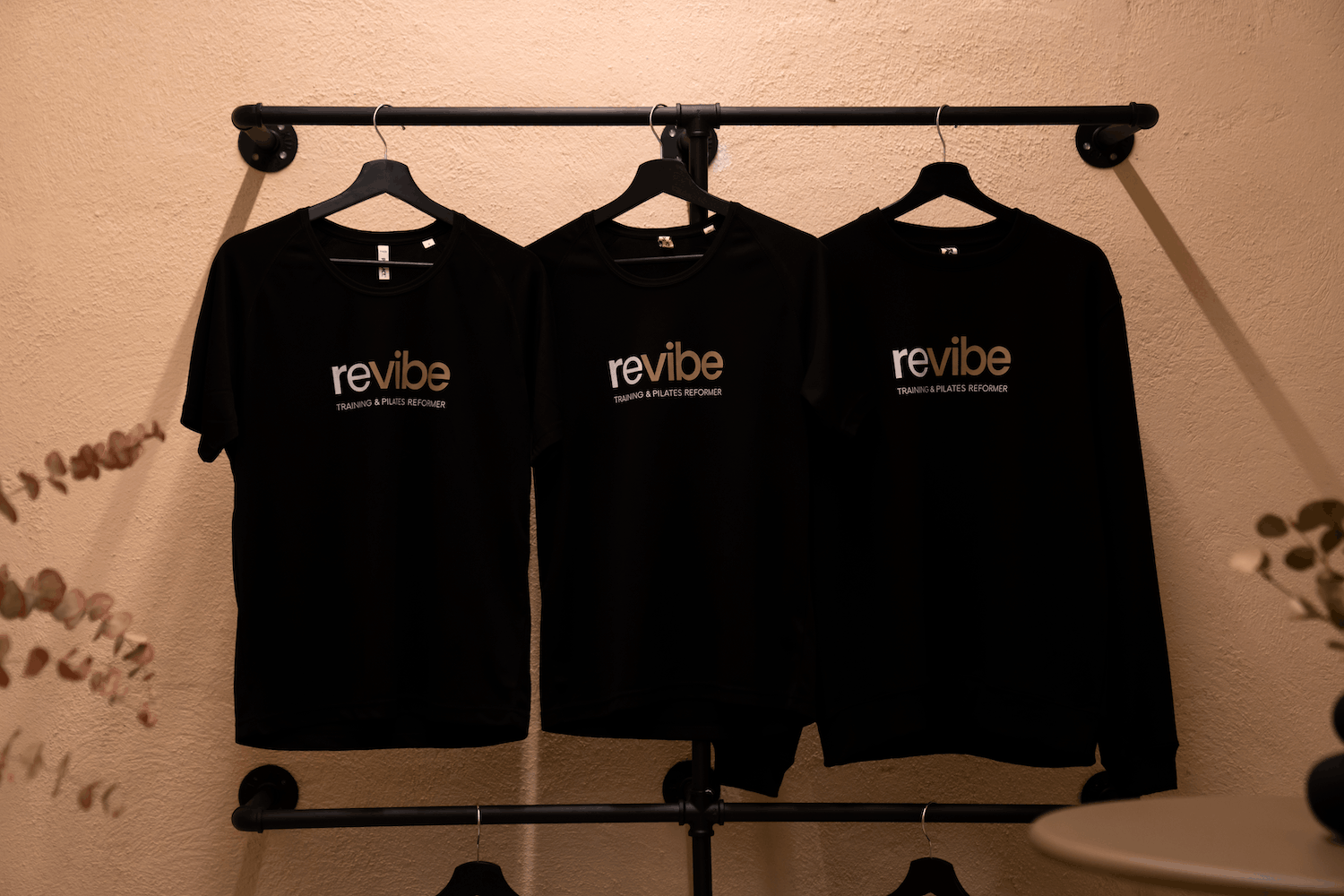 Camiseta y sudadera revibe